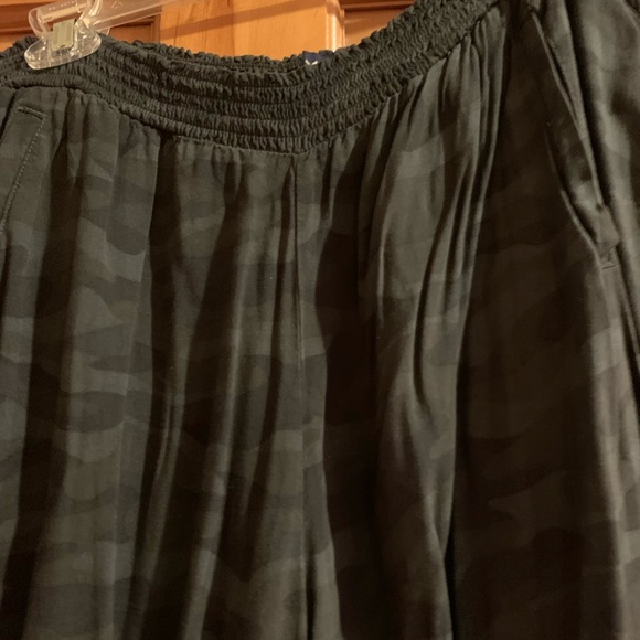American Eagle camo cropped joggers - Picture 3 of 6